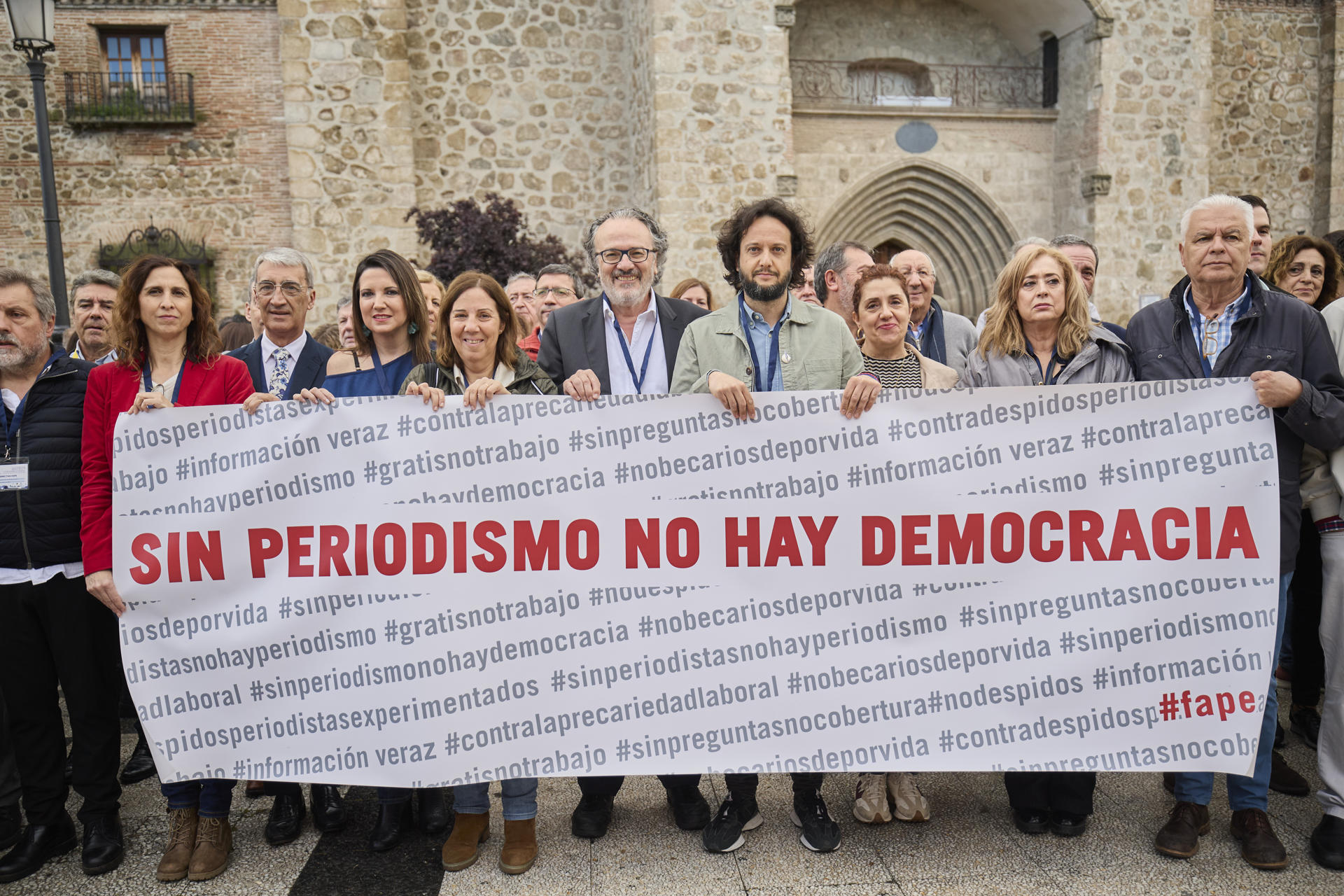 Concentración convocada por la Federación de Asociaciones de Periodistas de España (FAPE) bajo el lema 'Sin periodismo no hay democracia' en defensa de la profesión, coincidiendo con la celebración de la LXXXIII Asamblea General de la FAPE. EFE/Manu Reino
