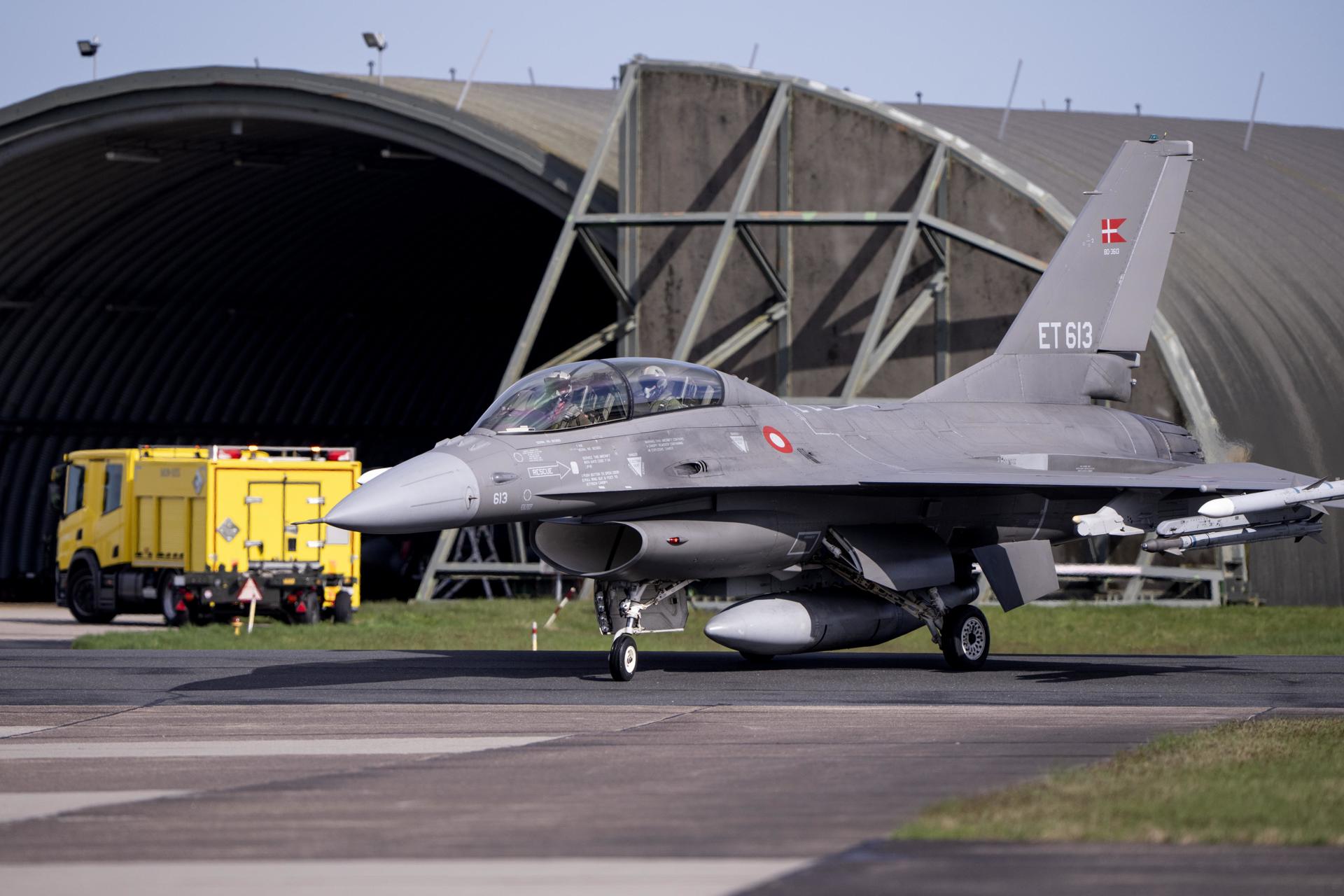 El Ministro de Defensa de Argentina, Luis Alfonso Petri, llega en un avión F-16 danés al aeropuerto de Skrydstrup, donde se espera que se reúna con su homólogo danés Poulsen, en Jutlandia, Dinamarca, el 16 de abril de 2024. , con motivo de un acto de firma del contrato para la venta de 24 aviones de combate daneses F-16 a Argentina. (Dinamarca) EFE/EPA/BO AMSTRUP DINAMARCA FUERA
