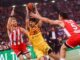 El jugador de Olympiacos Thomas Walkup (I) en acción ante Nicolas Laprovittola (d), del Barcelona, durante el partido de cuartos de la Euroliga jugado en El Pireo, Atenas, Grecia. EFE/EPA/GEORGIA PANAGOPOULOU