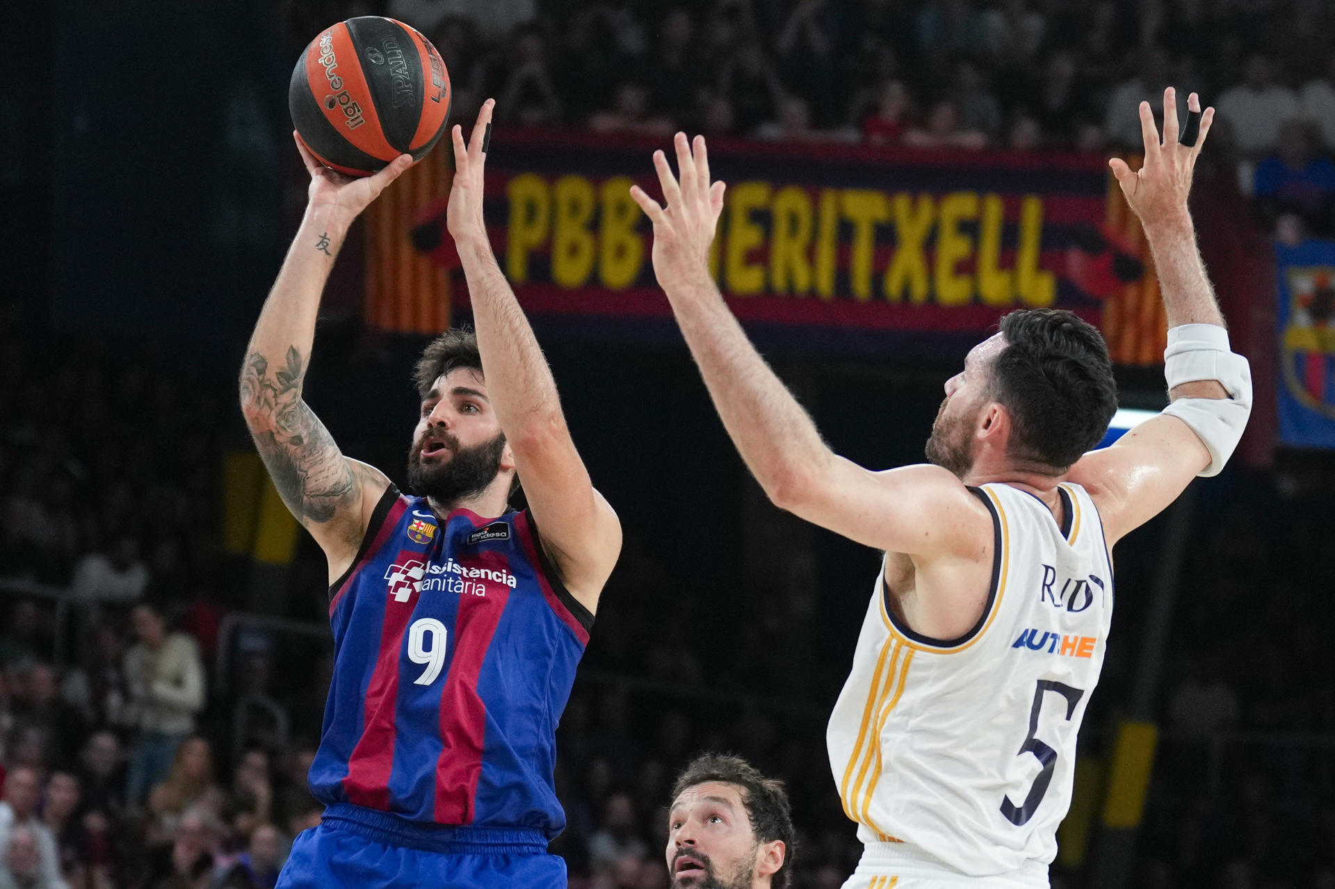 El base del Barça Ricky Rubio (i) lanza a canasta ante el alero del Real Madrid Rudy Fernández durante el partido de Liga Endesa de baloncesto entre el Barça y el Real Madrid, en el Palau Blaugrana. EFE/ Alejandro García
