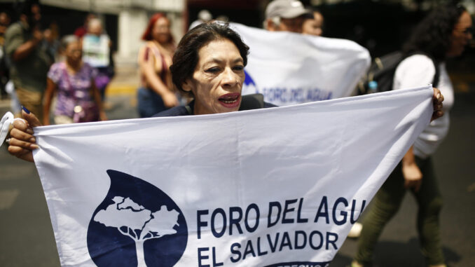 Activistas por el derecho al agua y contra la minería metálica se concentraron en apoyo a líderes comunales que enfrentan un proceso judicial, este miércoles en San Salvador (El Salvador). EFE/Rodrigo Sura
