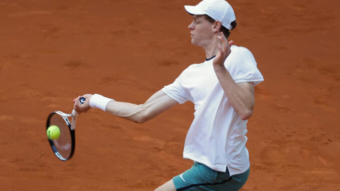 El tenista italiano Jannik Sinner devuelve la bola al ruso Karen Khachanov, durante su partido de octavos de final del Mutua Madrid Open disputado en las instalaciones de la Caja Mágica. EFE/JuanJo Martín
