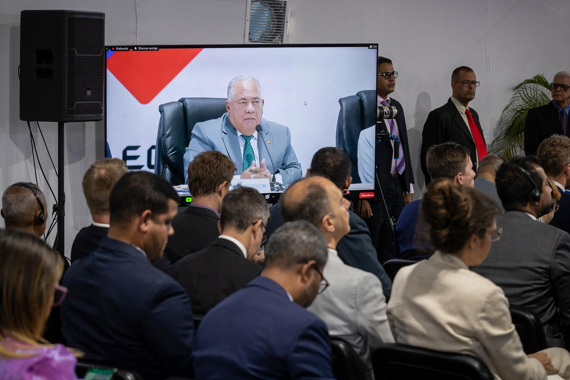 El presidente del Consejo Nacional Electoral (CNE) Elvis Amoroso habla en un encuentro este miércoles, en Caracas (Venezuela). EFE/ Rayner Peña R
