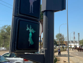 Varios semáforos que regulan el paso de peatones para acceder al Real de la Feria de Abril de Sevilla vuelven a contar este año con dos figuras flamencas, Macarena y Paco, que sustituyen al habitual peatón rojo y verde. EFE/Fermín Cabanillas