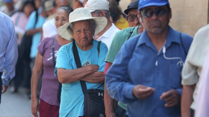 Jubilados hacen fila para ser atendidos en una oficina del Fondo Nacional de Vivienda (FONAVI), el 12 de abril de 2024 en Lima (Perú). EFE/Paolo Aguilar
