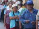 Jubilados hacen fila para ser atendidos en una oficina del Fondo Nacional de Vivienda (FONAVI), el 12 de abril de 2024 en Lima (Perú). EFE/Paolo Aguilar