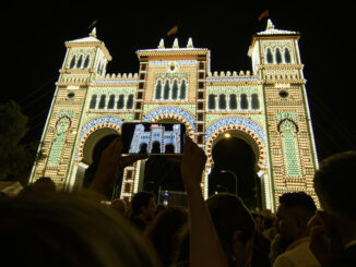 Encendido de la portada del Real de la Feria de Abril de Sevilla que ha tenido lugar esta media noche dando comienzo una semana de celebración en la capital andaluza. EFE/ Raúl Caro.