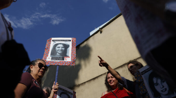 Un grupo de personas participa en la Marcha del Silencio desde un antiguo centro de torturas hasta el Parque Ibirapuera, este domingo en São Paulo (Brasil). EFE/ Sebastiao Moreira
