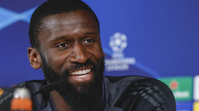 El defensa del Real Madrid Rüdiger durante la rueda de prensa ofrecida tras el entrenamiento llevado a cabo este lunes en la Ciudad Deportiva de Valdebebas. EFE/Chema Moya
