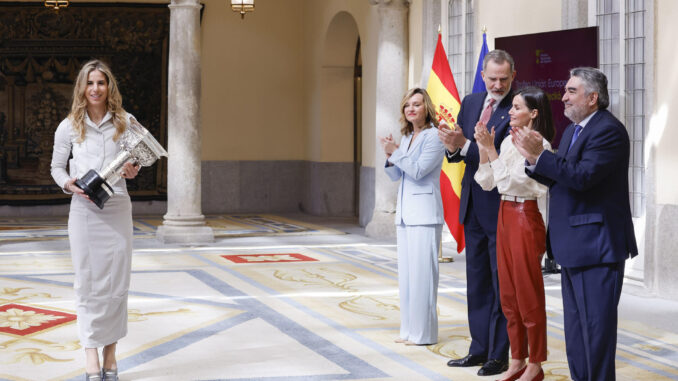 Ester Ledecka (i) recibe de manos del rey Felipe VI y de la reina Letizia el Premio Trofeo Unión Europea. EFE/ Javier Lizón
