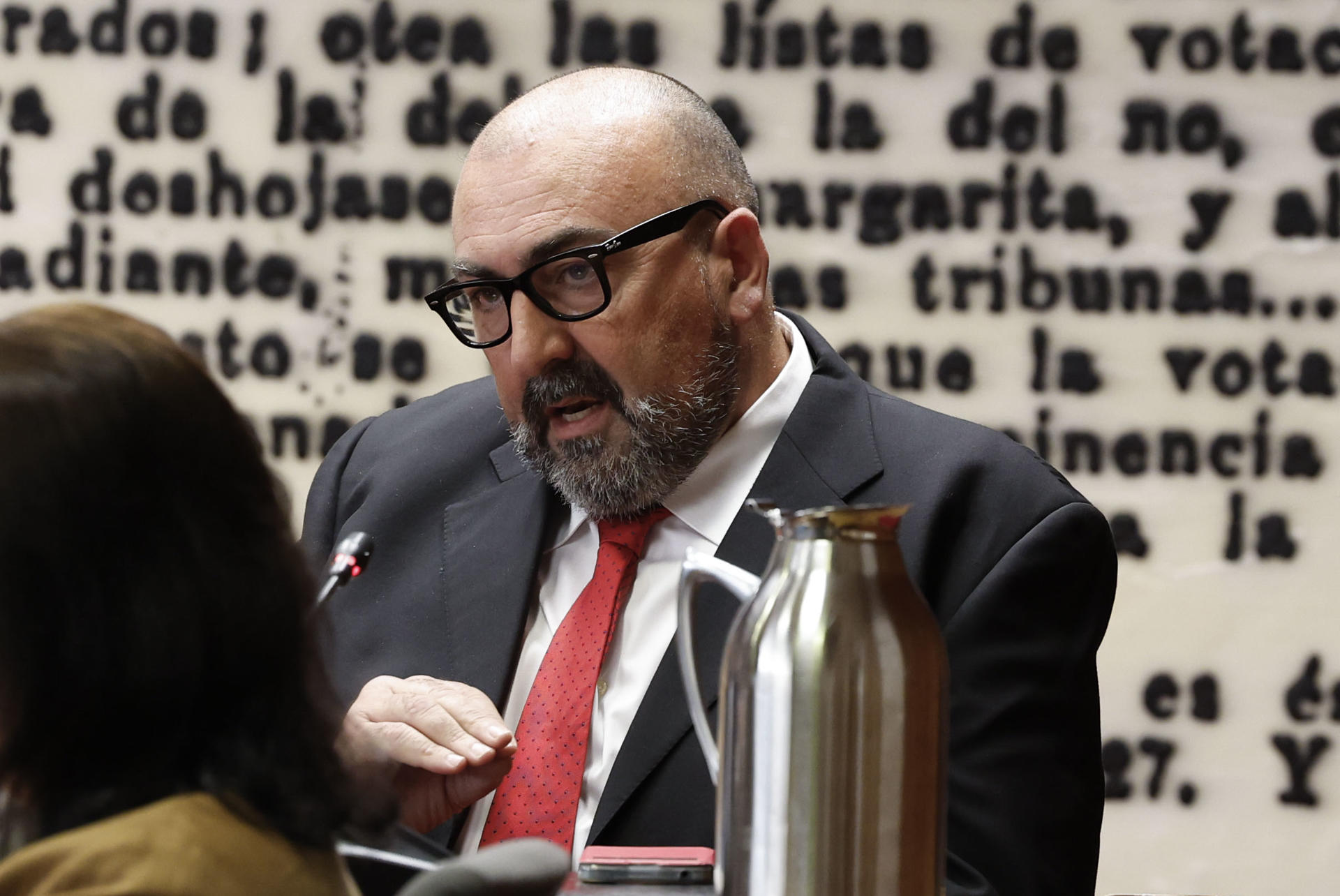 Koldo García, que fuera asesor del exministro José Luis Ábalos, comparece ante la comisión del Senado por su imputación en la presunta trama de corrupción por la compraventa de mascarillas durante la pandemia, este lunes, en la Cámara Alta. EFE/ J.J. Guillén
