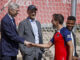 Los jugadores del Atlético de Madrid Thomas Lemar (d) y César Azpilicueta (2-d) saludan a Arsène Wenger (i), director de desarrollo de FIFA, y de Mattias Grafsröm (2-i), secretario general adjunto de fútbol de FIFA, durante el entrenamiento de este jueves en la Ciudad Deportiva Wanda en Majadahonda, Madrid. EFE/AtléticodeMadrid.com