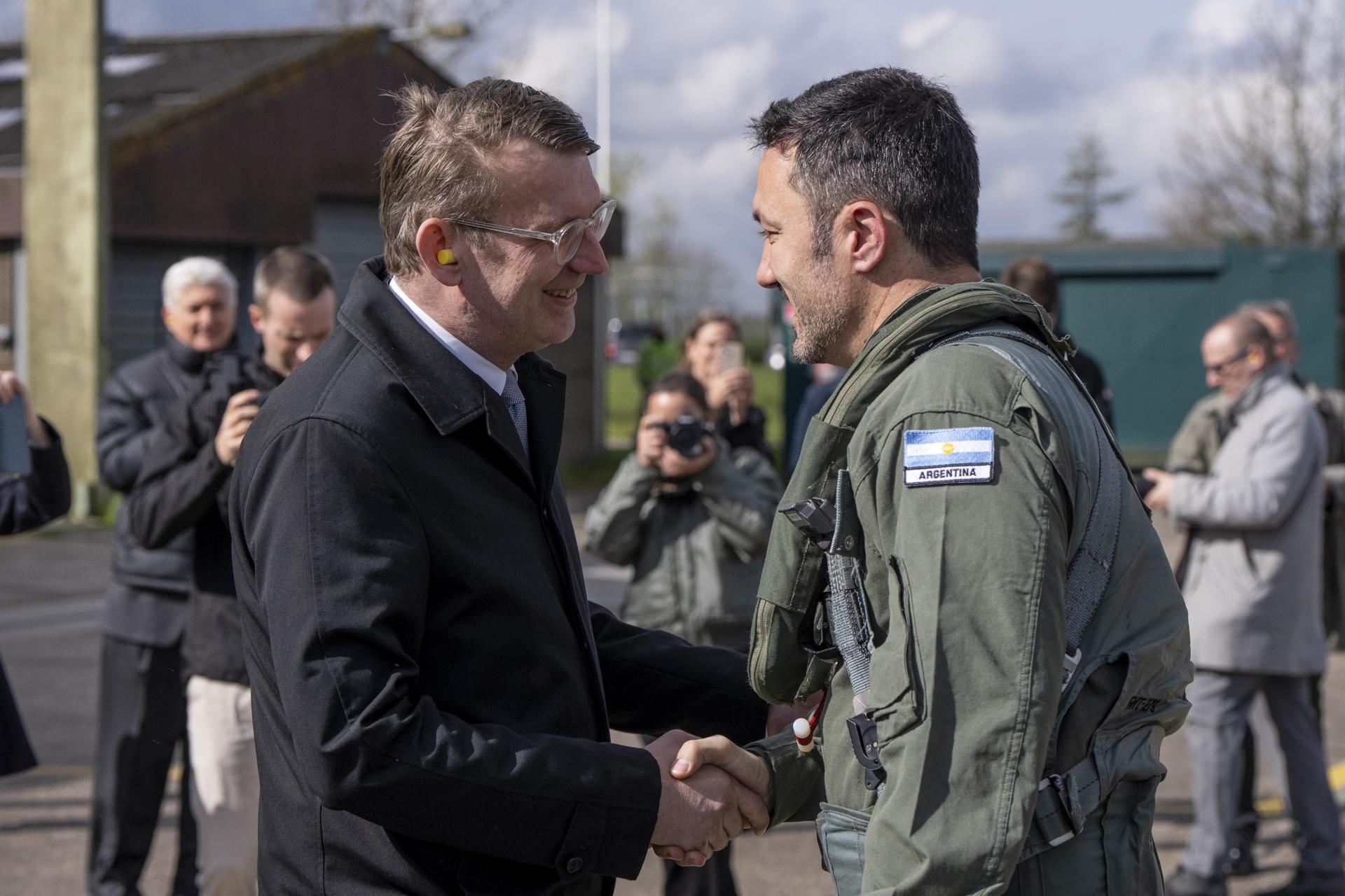 Skrydstrup (Dinamarca), 16/04/2025.- El Ministro de Defensa danés, Troels Lund Poulsen (izquierda), da la bienvenida a su homólogo argentino Luis Alfonso Petri (derecha) en el aeropuerto de Skrydstrup, en Jutlandia, Dinamarca, el 16 de abril de 2024, con motivo de una firma Ceremonia de entrega del contrato para la venta de 24 aviones de combate daneses F-16 a Argentina. (Dinamarca) EFE/EPA/BO AMSTRUP DINAMARCA FUERA
