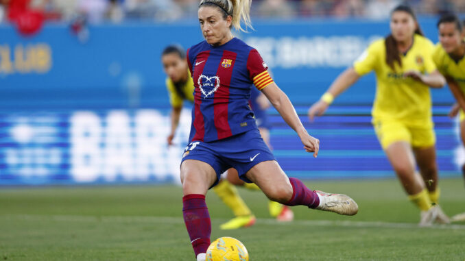 La centrocampista del FC Barcelona Alexia Putellas lanza un penalti durante el encuentro correspondiente a la jornada 25 de la Liga F entre FC Barcelona y el Villarreal CF, este sábado en el estadio Johan Cruyff, en Barcelona. EFE/Quique García
