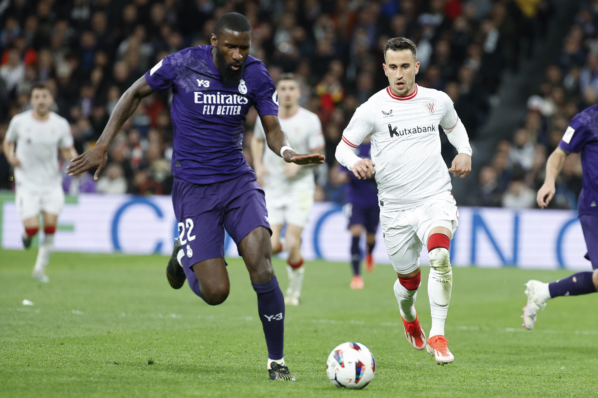 El defensa alemán del Real Madrid Antonio Rüdiger (i) persigue el balón junto a Alejandro Berenguer (d), del Athletic Club, durante el partido de la jornada 30 de LaLiga en el estadio Santiago Bernabéu, en Madrid. EFE/Chema Moya
