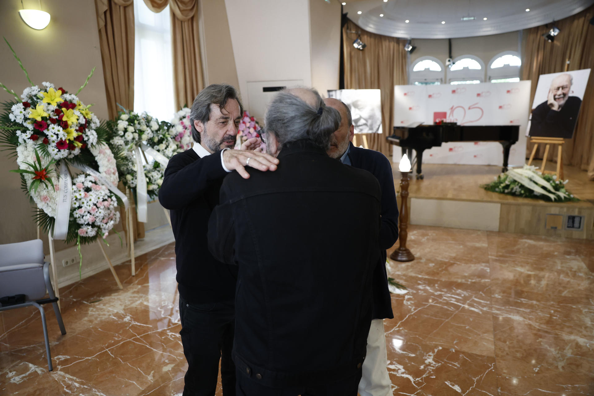 Álvaro (izda) hijo del fallecido cineasta Jaime de Armiñán, recibe condolencias en su capilla ardiente instalada en la sede madrileña de la Sociedad General de Autores y Editores (SGAE), a la que pertenecía desde el año 1954 el cineasta. EFE/ Mariscal
