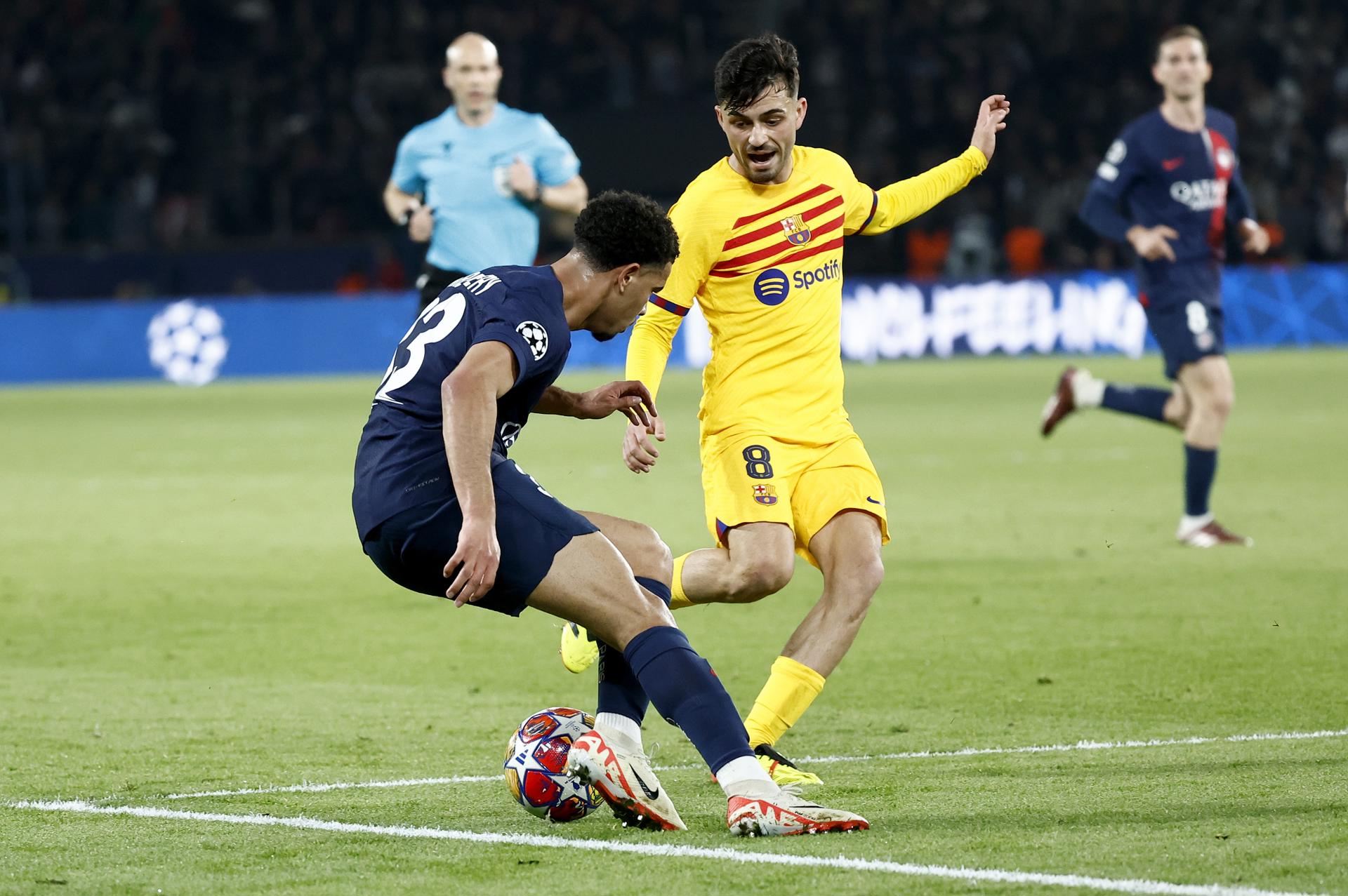 Warren Zaire-Emery (i) del PSG y Pedri, del Barcelona, en acción durante los cuartos de final de la Liga de Campeones entre  el Paris Saint-Germain y FC Barcelona, en París. EFE/EPA/MOHAMMED BADRA
