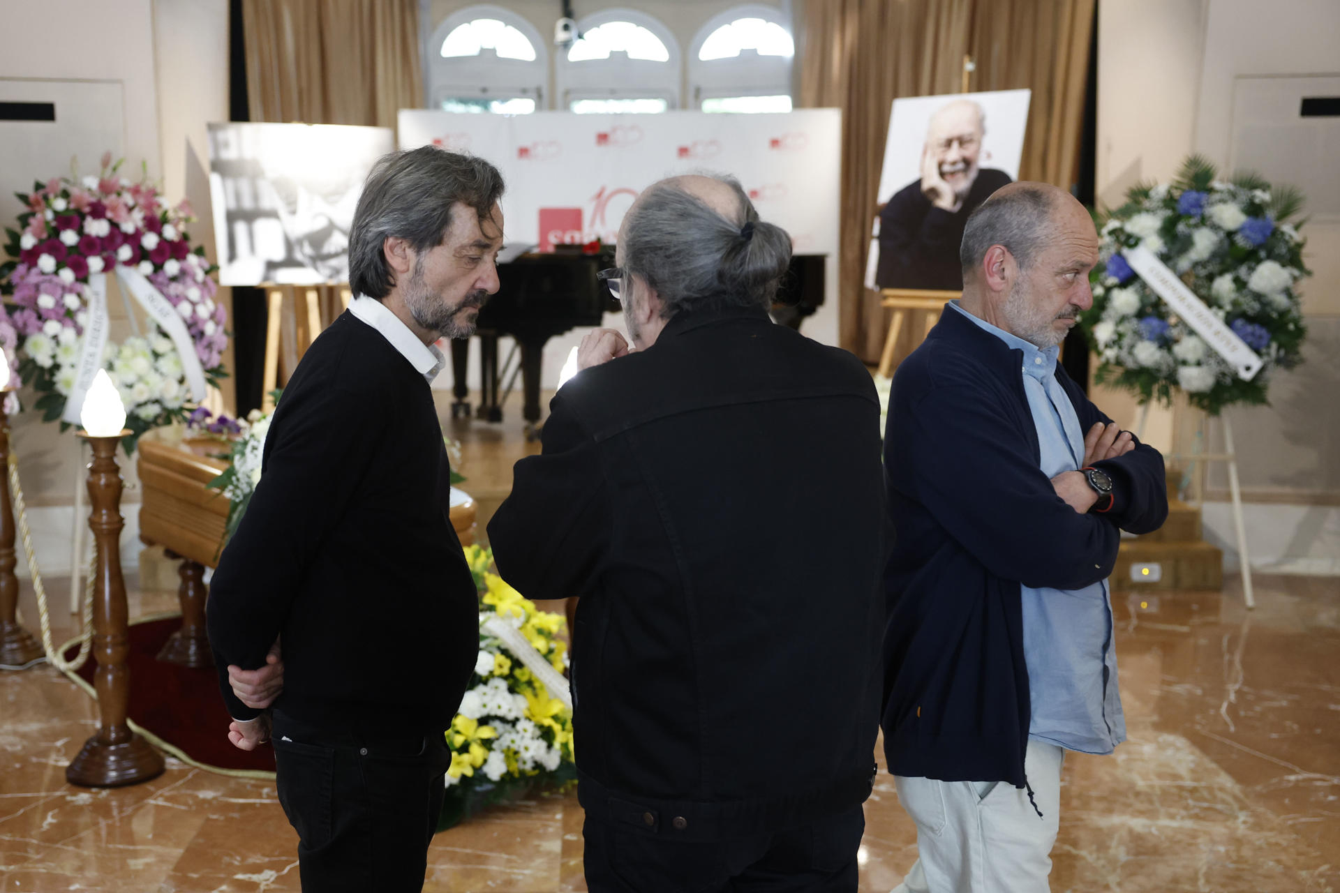 Alvaro (izda) y Eduardo Capilla (dcha), hijos del fallecido cineasta Jaime de Armiñán, asisten a su capilla ardiente instalada en la sede madrileña de la Sociedad General de Autores y Editores (SGAE), a la que pertenecía desde el año 1954 el cineasta. EFE/ Mariscal
