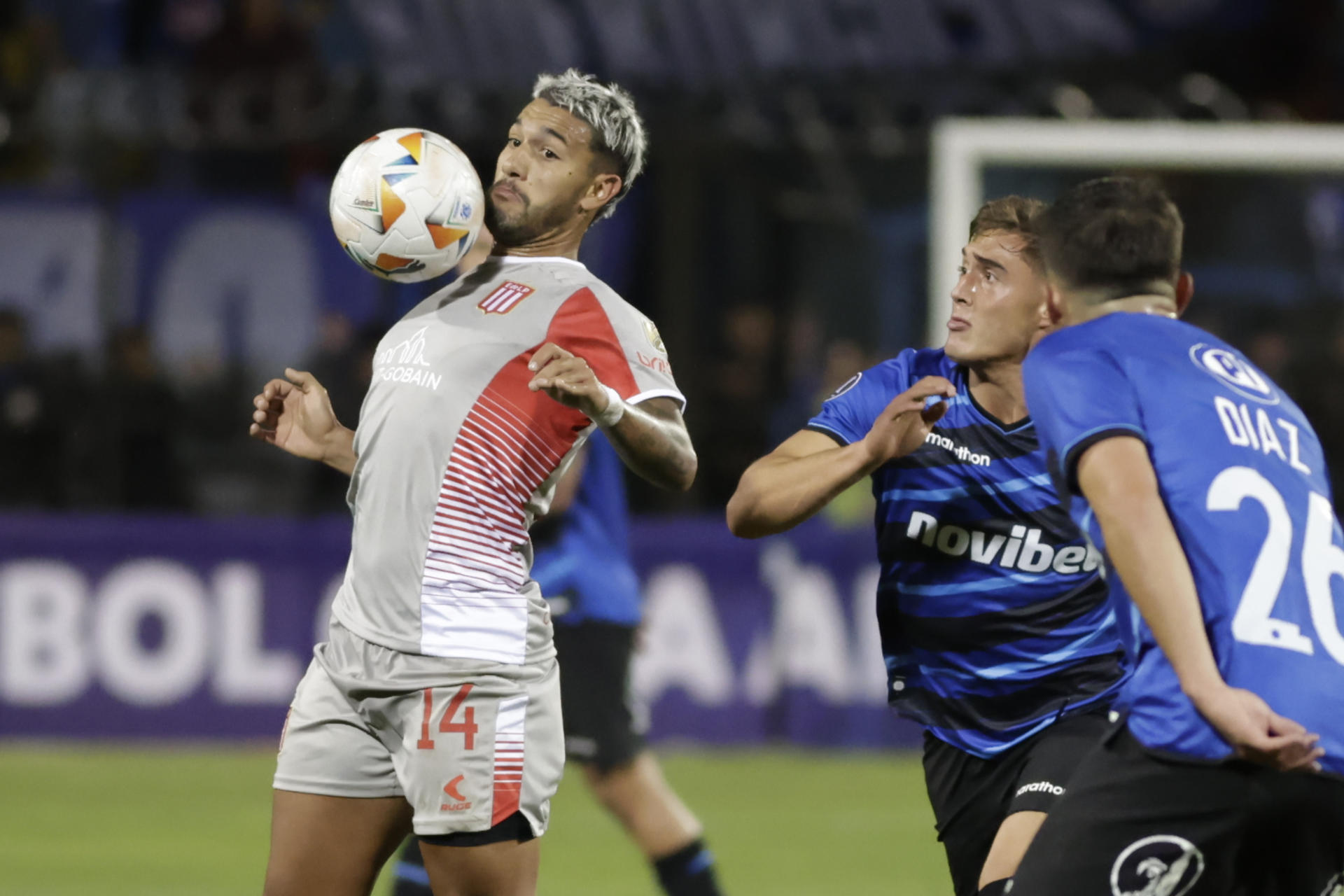 Eros Mancuso (i) de Estudiantes controla el balón en un partido de la fase de grupos de la Copa Libertadores. EFE/ Esteban Paredes Drake
