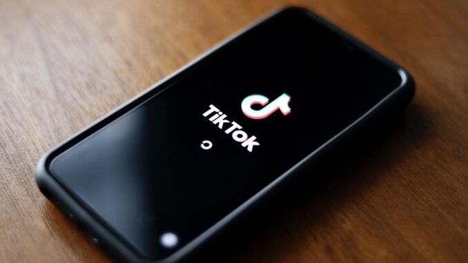 El logotipo de la aplicación Tiktok aparece en un teléfono inteligente, en una fotografía de archivo. EFE/EPA/Ritchie B. Tongo
