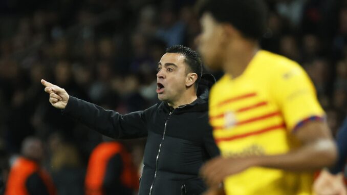 El entrenador del Barcelona Xavi Hernández (i) hace gestos durante los cuartos de final de la Liga de Campeones entre el Paris Saint-Germain y el FC Barcelona, en París. EFE/EPA/YOAN VALAT
