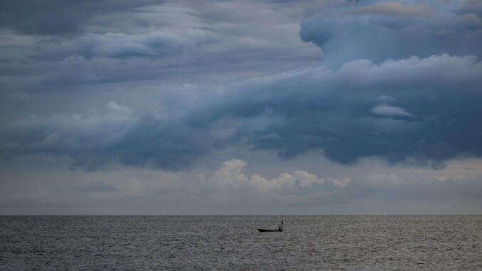 Un hombre pesca a primera hora de este viernes en San Sebastián. EFE/Javier Etxezarreta
