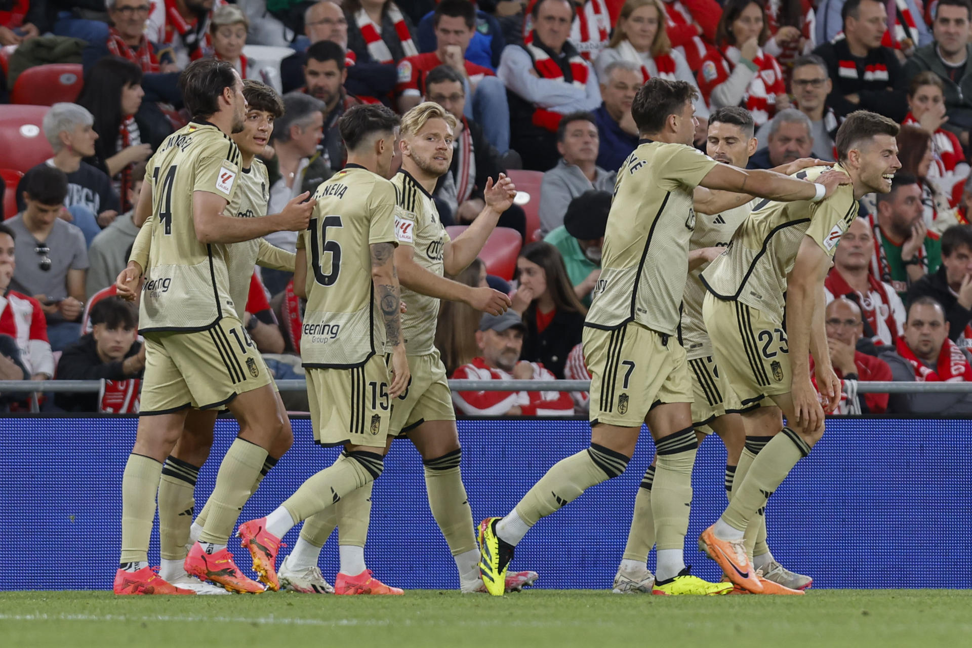 Los jugadores del Granada celebran el 0-1 durante el encuentro de la jornada 32 de LaLiga entre Athletic Club de Bilbao y Granada CF, este viernes en el estadio de San Mamés, en Bilbao. EFE/ Miguel Toña
