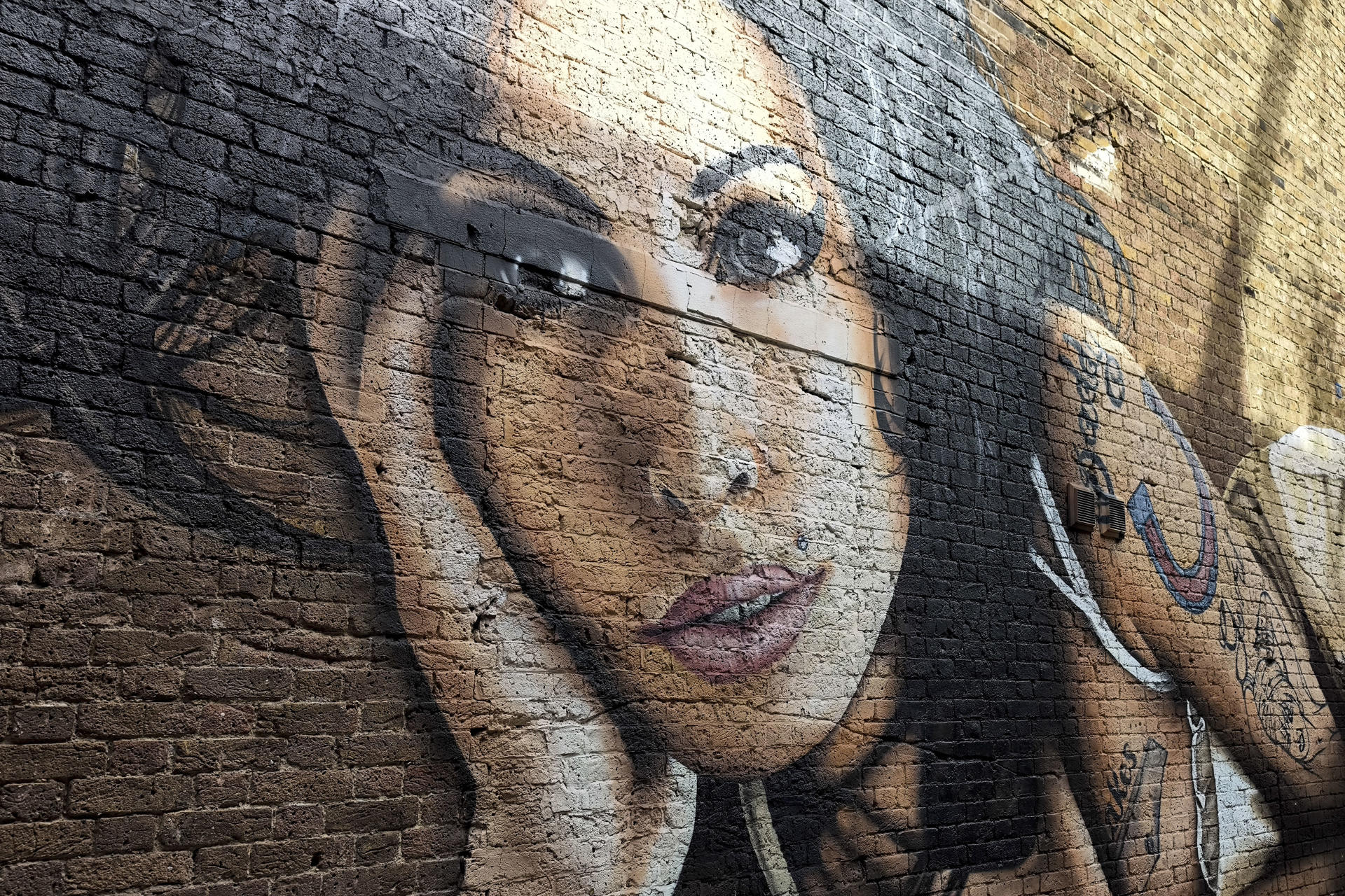 En la imagen, mural en Camden Town que recuerda a su diva, Amy, en las paredes del barrio. EFE/Guillermo Garrido

