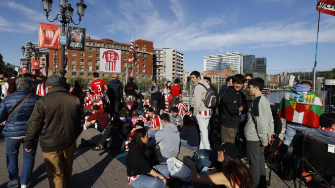 Imagen de varios cientos de personas esperan desde primeras horas del día en ambas márgenes de la ría del Nervión, sobre todo en Bilbao, el paso de la gabarra en la que viajará el equipo del Athletic campeón de Copa en una jornada en la que se estiman que podrían reunirse alrededor de un millón de personas alrededor del evento.EFE/Luis Tejido
