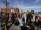 Imagen de varios cientos de personas esperan desde primeras horas del día en ambas márgenes de la ría del Nervión, sobre todo en Bilbao, el paso de la gabarra en la que viajará el equipo del Athletic campeón de Copa en una jornada en la que se estiman que podrían reunirse alrededor de un millón de personas alrededor del evento.EFE/Luis Tejido