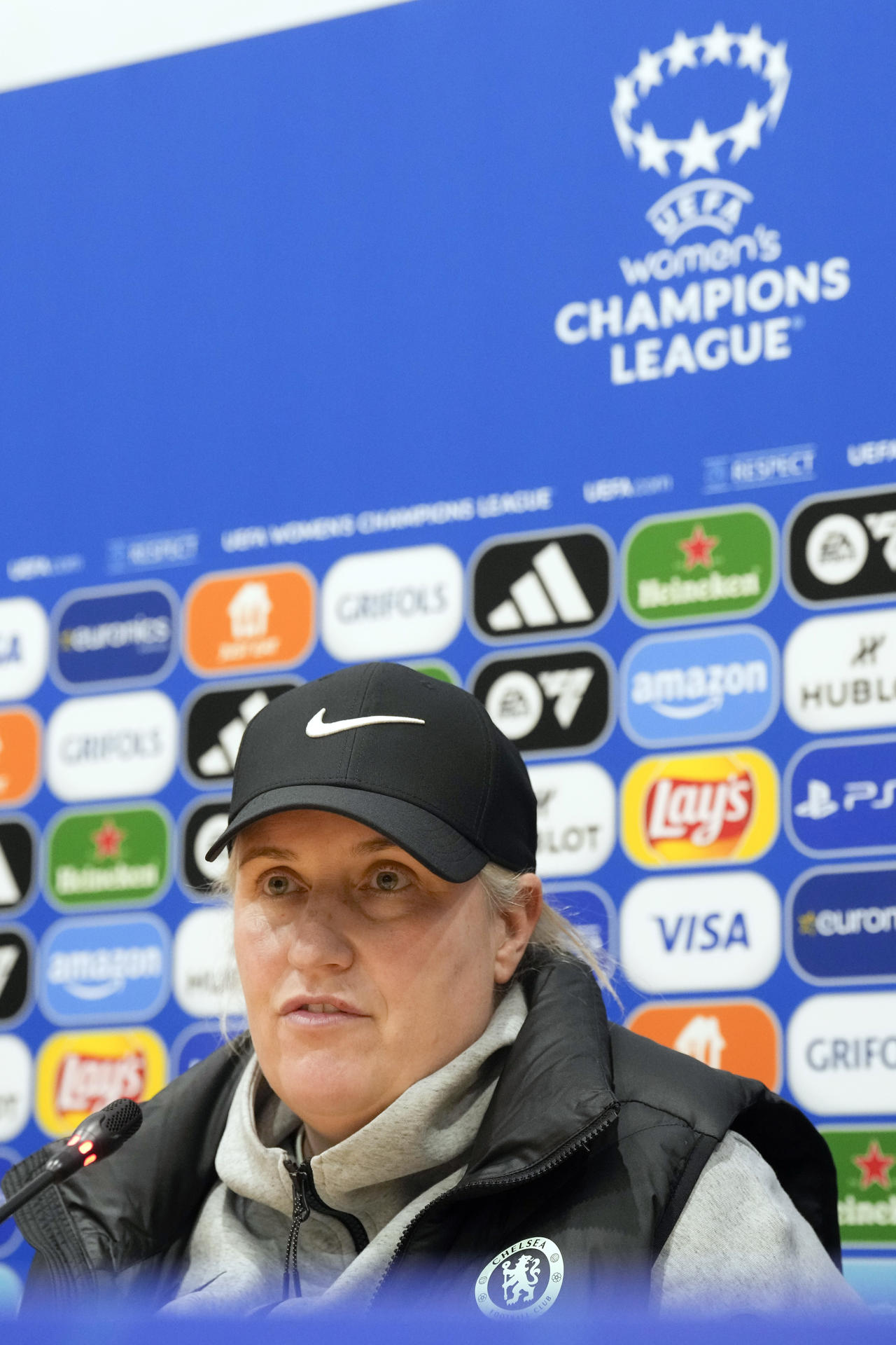 La entrenadora del Chelsea FC, Emma Hayes, durante la rueda de prensa que ha ofrecido este viernes en el Estadio Olímpico Lluis Companys, donde mañana disputarán el partido de ida de semifinales de la Liga de Campeones contra el FC Barcelona. EFE/ Enric Fontcuberta.
