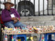 Un hombre vende artesanías el lunes en una calle de la Ciudad de México (México). EFE/ Mario Guzmán