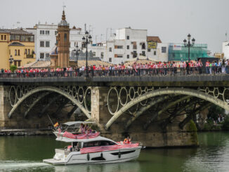 Aficionados del Athletic Club de Bilbao y del Real Club Deportivo Mallorca pasean por el puente de Triana de Sevilla antes del encuentro de la final de la Copa del Rey que ambos equipos disputarán en el estadio de La Cartuja de la capital andaluza. EFE/ Raúl Caro.