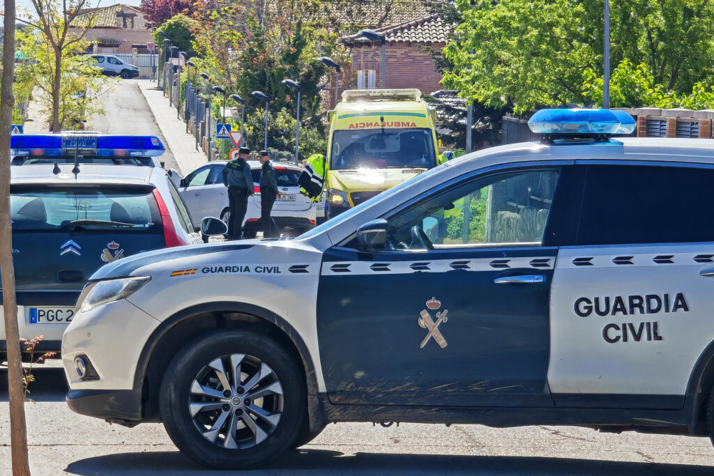 Agentes de la Guardia Civil controlan este sábado la entrada la urbanización donde se produjo el crimen. EFE/ Pepe Zamora