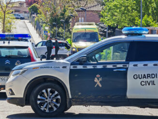Agentes de la Guardia Civil controlan este sábado la entrada la urbanización donde se produjo el crimen. EFE/ Pepe Zamora