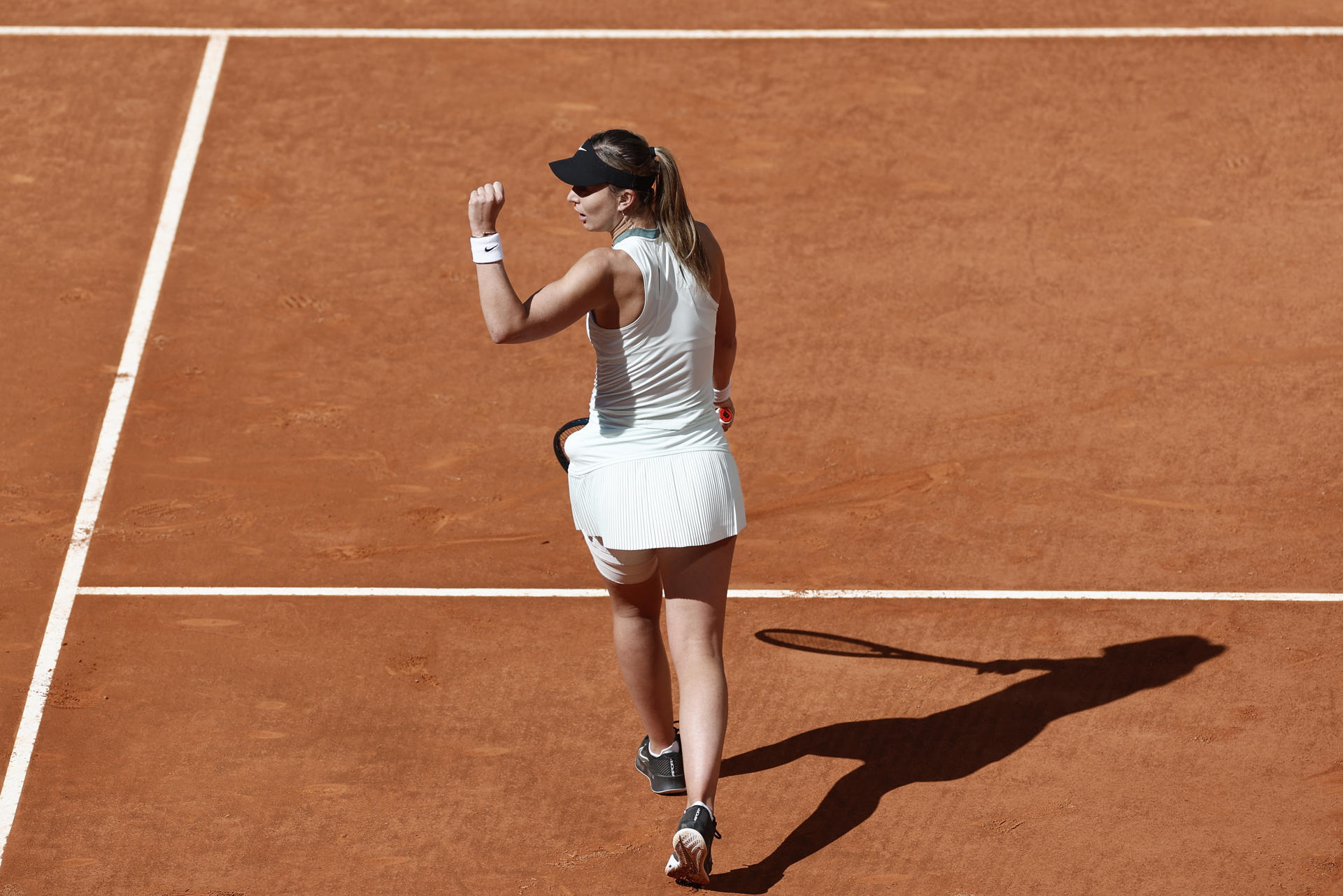 La tenista española Paula Badosa celebra un punto ante Jessica Bouzas durante el partido de la ronda de 128 del Mutua Madrid Open de Tenis disputado este miércoles en el Manolo Santana Stadium de la Caja Mágica. EFE/Sergio Pérez
