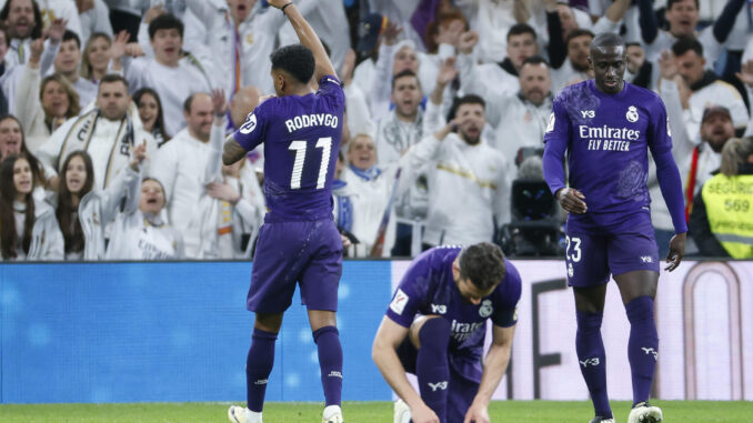 El delantero brasileño del Real Madrid Rodrygo Goes (i) celebra su segundo gol durante el partido de la jornada 30 de LaLiga que Real Madrid y Athletic Club de Bilbao disputaron en el estadio Santiago Bernabéu, en Madrid. EFE/Mariscal
