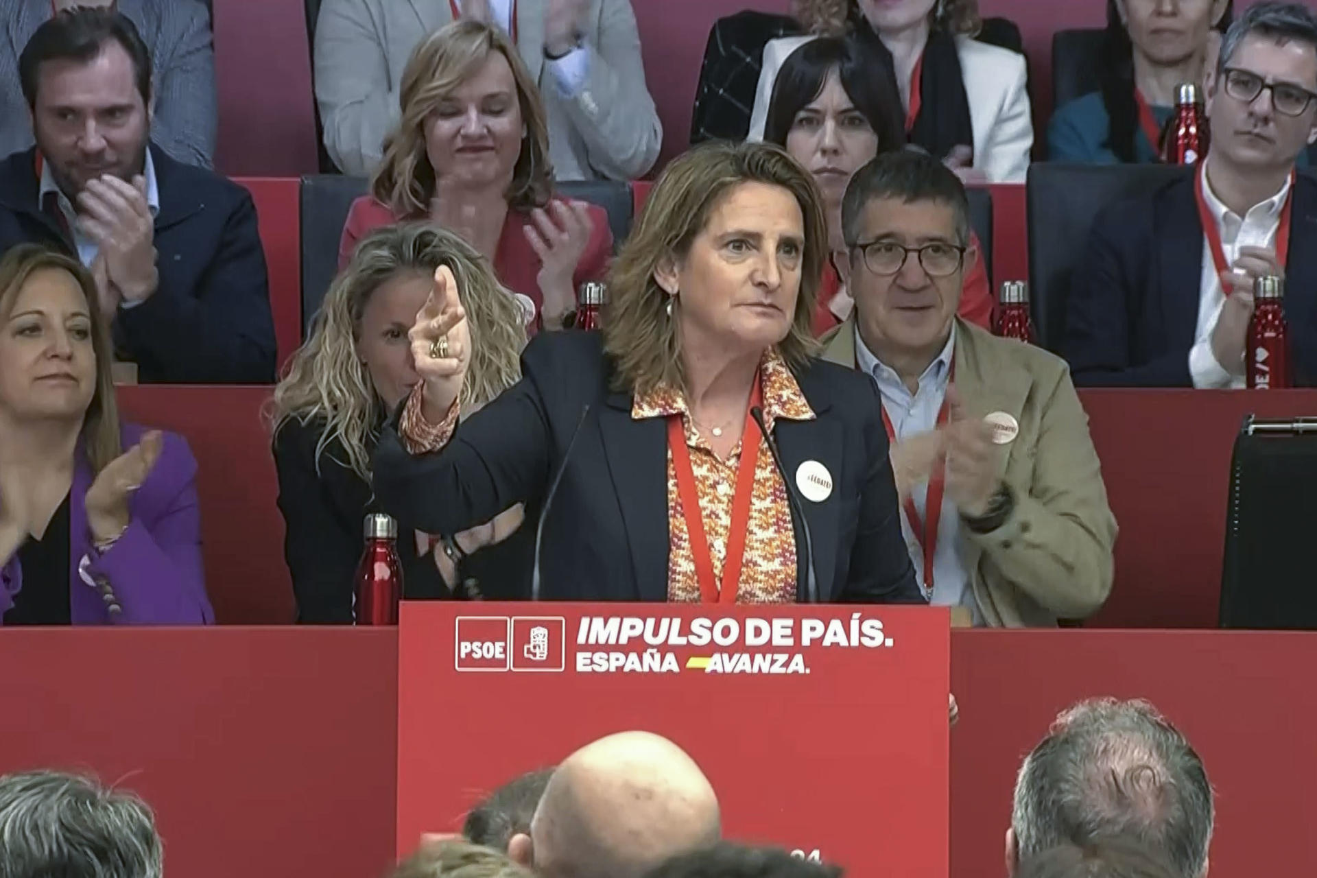 Captura de vídeo de la intervención de la vicepresidenta tercera del Gobierno, Teresa Ribera, que ha dicho este sábado en el Comité Federal del PSOE que los socialistas pueden llegar a ser "pedigüeños, bambis o perros", en alusión a los descalificativos recibidos por los tres presidentes del Gobierno del PSOE, pero en ningún caso "ilegítimos". EFE/PSOE -SOLO USO EDITORIAL/SOLO DISPONIBLE PARA ILUSTRAR LA NOTICIA QUE ACOMPAÑA (CRÉDITO OBLIGATORIO)-
