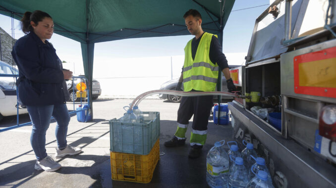 Vecinos de Pozoblanco durante el reparto de agua con camión cisterna. Las últimas lluvias de Semana Santa han llenado los pantanos andaluces pero en el norte de Córdoba cerca de 80.000 vecinos siguen sin agua potable en sus grifos, una situación que se prolonga ya durante un año y que está a la espera del resultado positivo de los análisis que se están efectuando para acelerar el proceso que devuelva la normalidad al abastecimiento de la población. EFE/Salas
