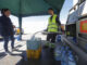 Vecinos de Pozoblanco durante el reparto de agua con camión cisterna. Las últimas lluvias de Semana Santa han llenado los pantanos andaluces pero en el norte de Córdoba cerca de 80.000 vecinos siguen sin agua potable en sus grifos, una situación que se prolonga ya durante un año y que está a la espera del resultado positivo de los análisis que se están efectuando para acelerar el proceso que devuelva la normalidad al abastecimiento de la población. EFE/Salas