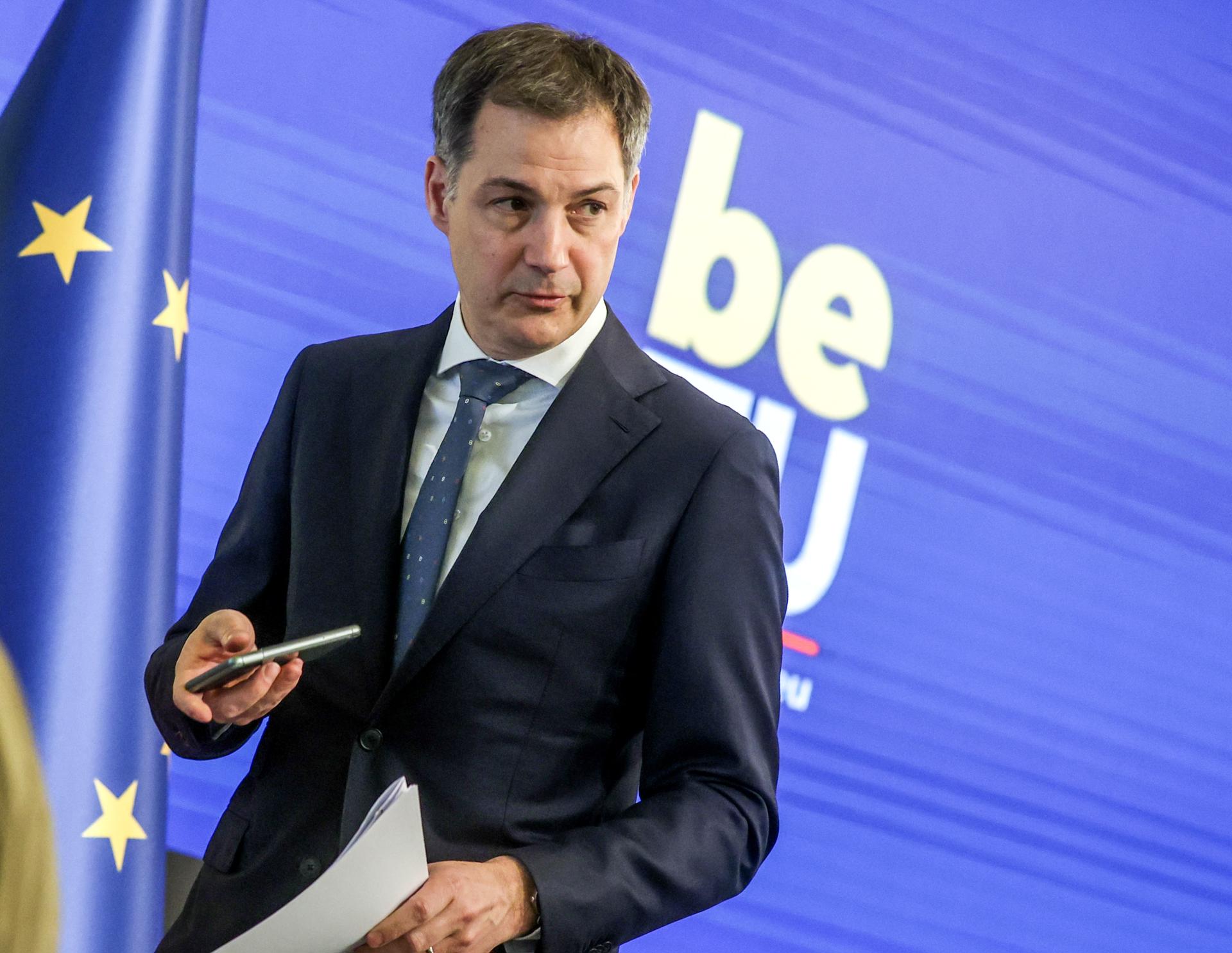 El primer Ministro belga, Alexander De Croo, asiste a una conferencia de prensa en Bruselas, Bélgica, el 12 de abril de 2024. EFE/EPA/OLIVIER HOSLET
