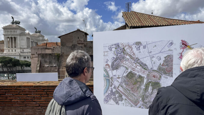 Dos personas supervisan los planos del nuevo recorrido arqueológico que preparará Roma, en Italia, este martes. EFE/Gonzalo Sánchez
