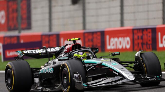 El piloto británico de Mercedes Lewis Hamilton en acción durante el Sprint del Gran Premio de China de Fórmula uno, en Shanghai, China. EFE/EPA/ALEX PLAVEVSKI
