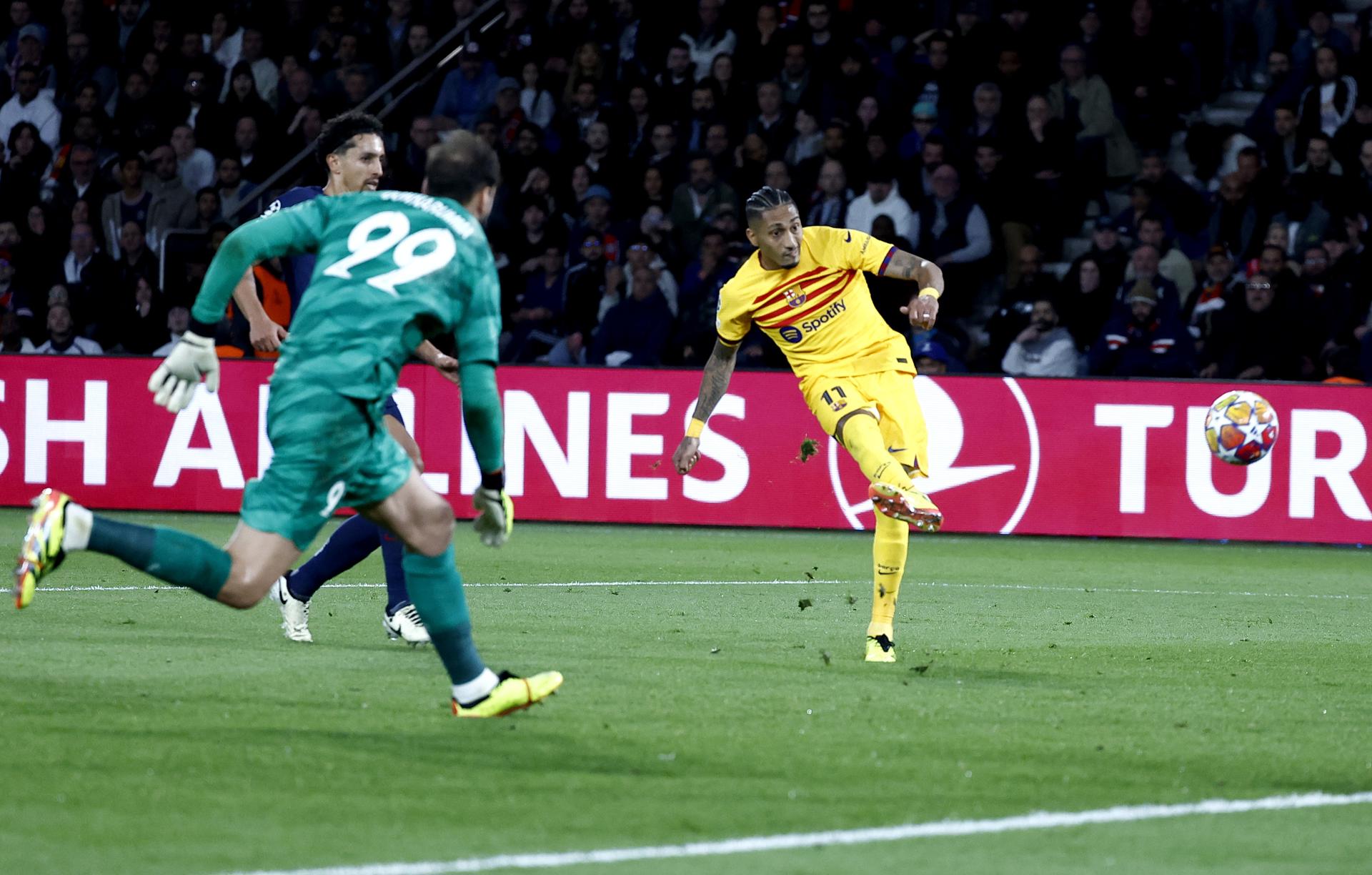 El jugador del Barcelona Raphinha (d) anotó el gol inicial durante los cuartos de final de la Liga de Campeones entre Paris Saint-Germain y FC Barcelona, en París, Francia. EFE/EPA/MOHAMMED BADRA
