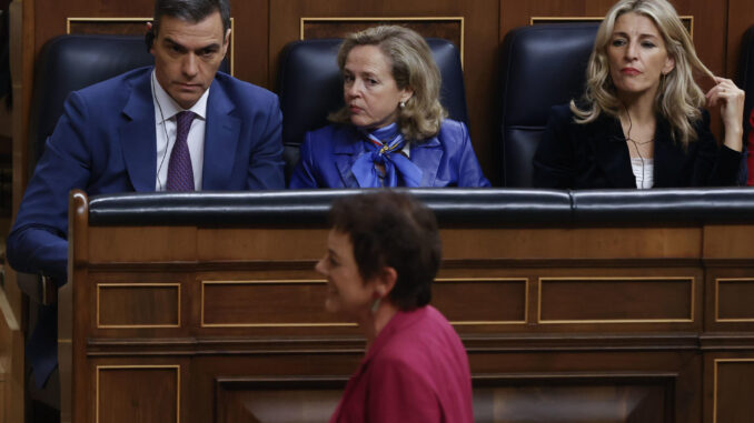 La portavoz de EH Bildu, Mertxe Aizpurua, en el Congreso se si dirige al estrado para su intervención pasando por delante del presidente del gobierno, Pedro Sánchez en una imagen de archivo. EFE/ Juan Carlos Hidalgo
