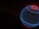 Impresión artística de la enana marrón W1935, situada a 47 años luz de la Tierra. Los astrónomos que utilizan el telescopio espacial James Webb han descubierto emisiones infrarrojas de metano procedentes de W1935, un descubrimiento inesperado, ya que la enana marrón es fría y carece de estrella anfitriona, por lo que no existe una fuente evidente de energía que caliente su atmósfera superior y haga brillar el metano. Fotografía facilitada por la NASA, ESA, CSA, Leah Hustak (Space Telescope Science Institute). EFE