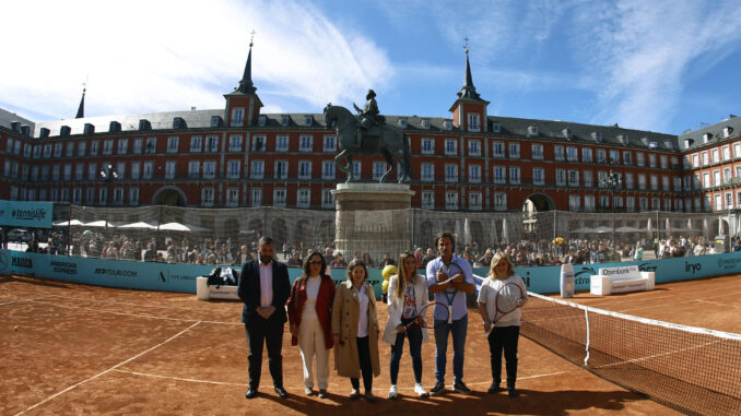 La vicealcaldesa de Madrid, Inmaculada Sanz (d), el director del torneo Mutua Madrid Open, Feliciano López (2d), y la concejala de Deportes, Sonia Cea Quintana (3d), durante la inauguración de una pista de tenis en la Plaza Mayor de Madrid con motivo de la celebración de la competición. EFE/ Rodrigo Jiménez
