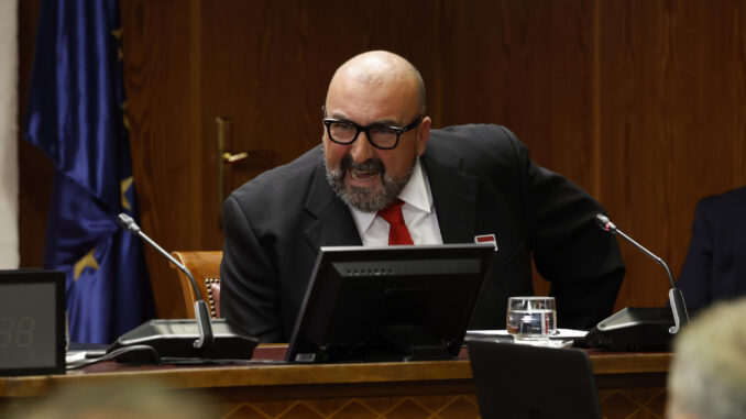 Koldo García, que fuera asesor del exministro José Luis Ábalos, comparece ante la comisión del Senado por su imputación en la presunta trama de corrupción por la compraventa de mascarillas durante la pandemia, este lunes, en la Cámara Alta. EFE/ J.J. Guillén
