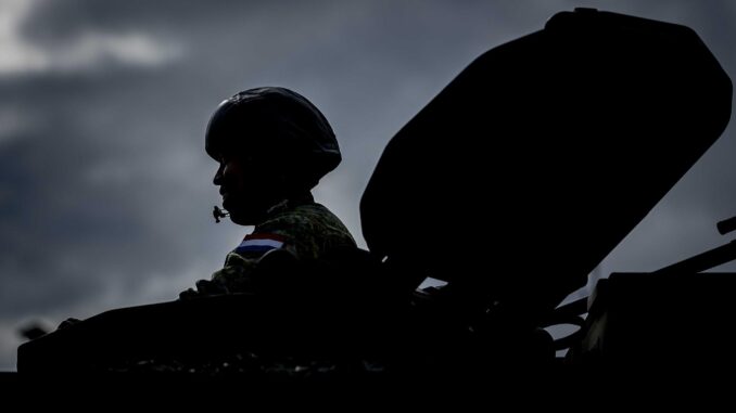 Un soldado conduce un vehículo durante los preparativos finales del ejército holandés para su contribución al ejercicio de la OTAN 'Steadfast Defender 2024', en Oirschot, Países Bajos, 19 de marzo de 2024. EFE/EPA/REMKO DE WAAL
