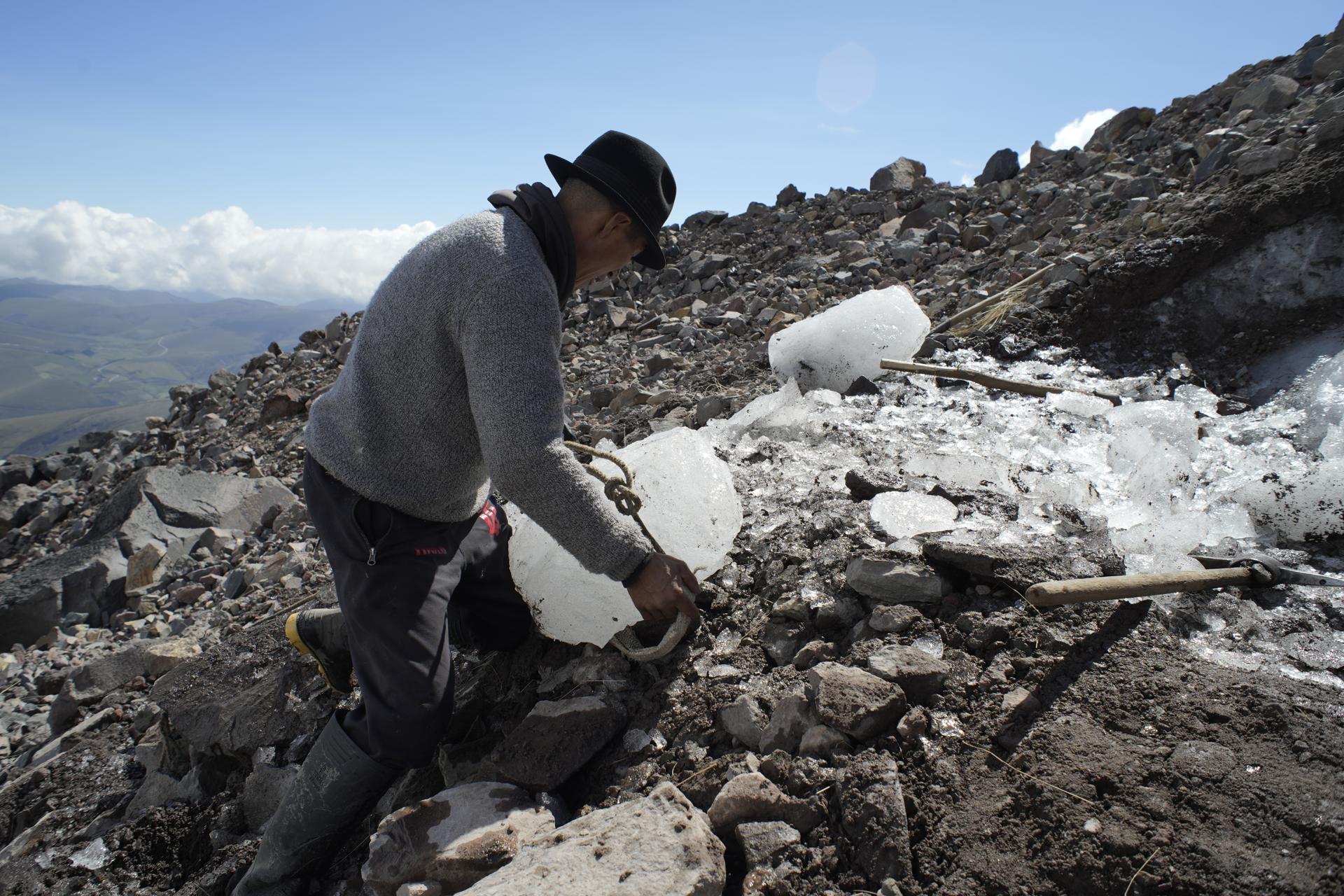 Fotografía sin fechar cedida por la Universidad Católica de Cuenca, de un hombre mientras recoge un fragmento de glaciar del volcán Chimborazo, la montaña más alta de Ecuador. EFE/ Universidad Católica de Cuenca
